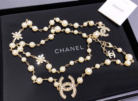 chanel kette mit perlen|Chanel colliers.